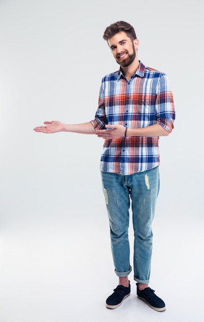 Hombre feliz mostrando gesto de bienvenida