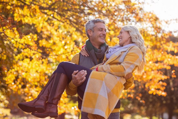 Hombre feliz con mujer en el parque