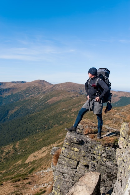 Un hombre feliz entre la naturaleza