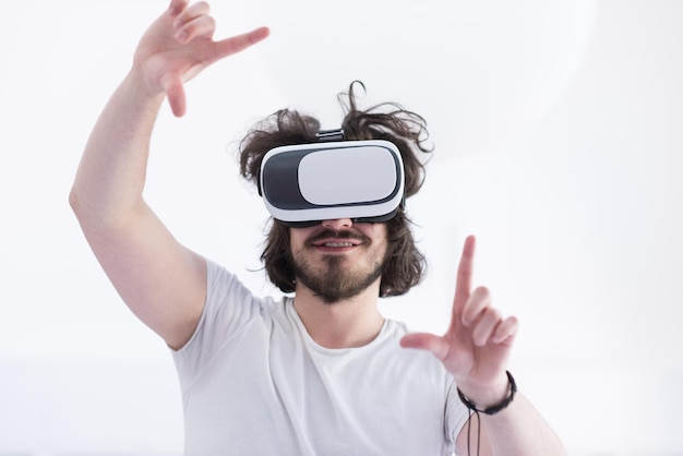 Hombre feliz obteniendo experiencia usando gafas de auriculares VR de realidad virtual, aislado en fondo blanco