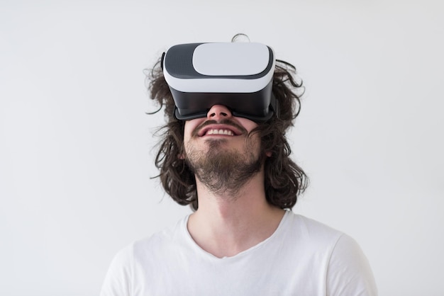 Hombre feliz obteniendo experiencia usando gafas de auriculares VR de realidad virtual, aislado en fondo blanco