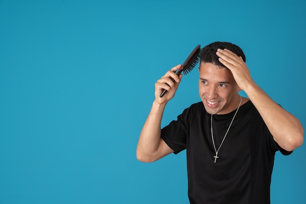 Hombre feliz peinando su cabello