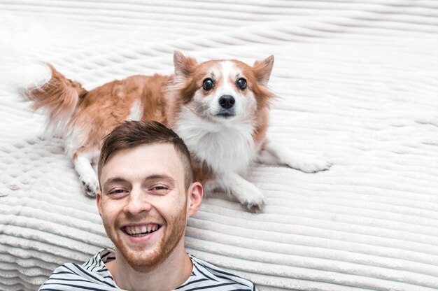 Hombre feliz y perro. Retrato de primer plano. Perro de concepto en el apartamento