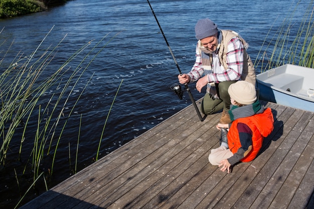 Hombre feliz pescando con su hijo