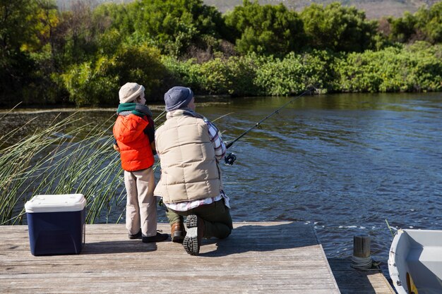 Hombre feliz pescando con su hijo