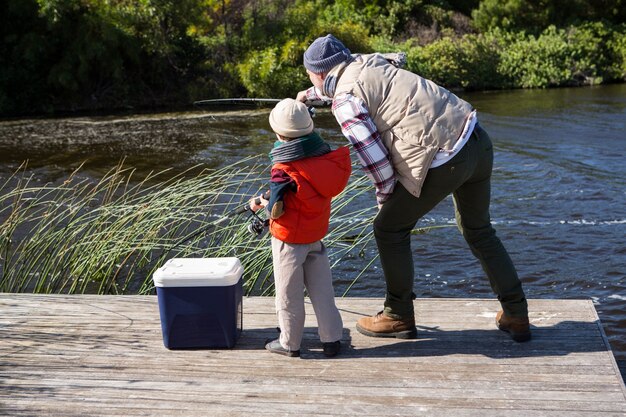 Hombre feliz pescando con su hijo