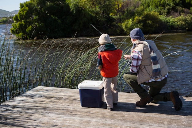 Hombre feliz pescando con su hijo