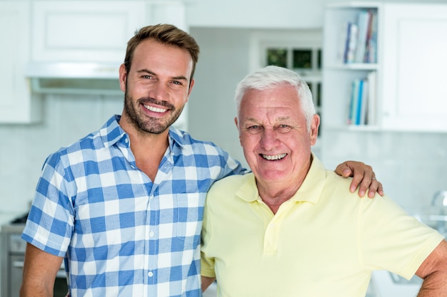 Hombre feliz de pie con el padre en casa