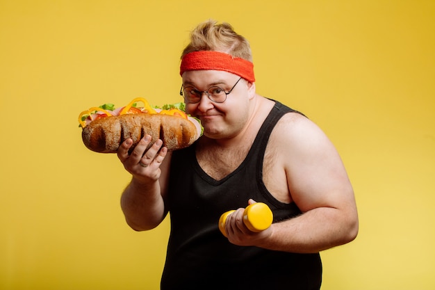 Hombre feliz preparándose para comer hamburguesas