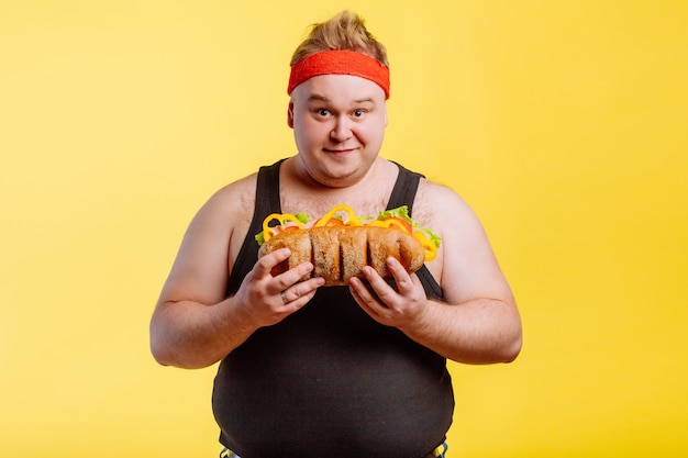 Hombre feliz preparándose para comer hamburguesas