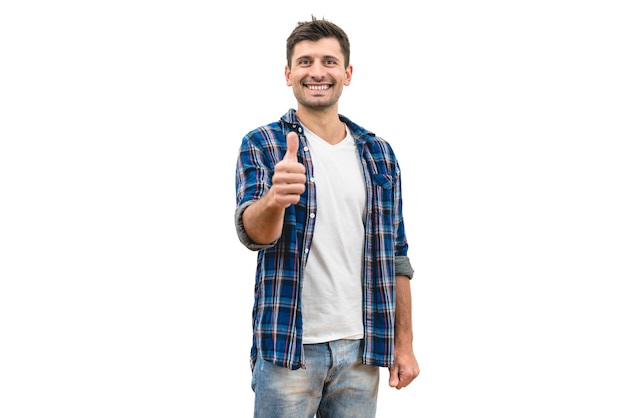 El hombre feliz pulgar hacia arriba sobre el fondo blanco.