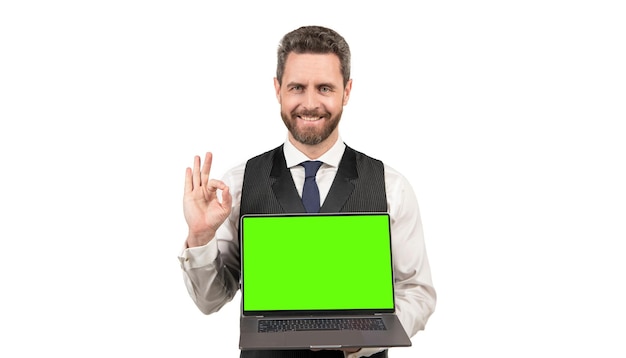 Hombre feliz que presenta el producto de la PC con pantalla verde para el espacio de copia que muestra una presentación correcta