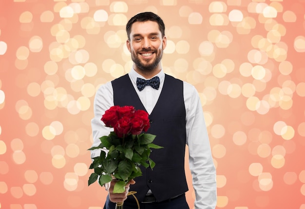 hombre feliz con un ramo de rosas rojas