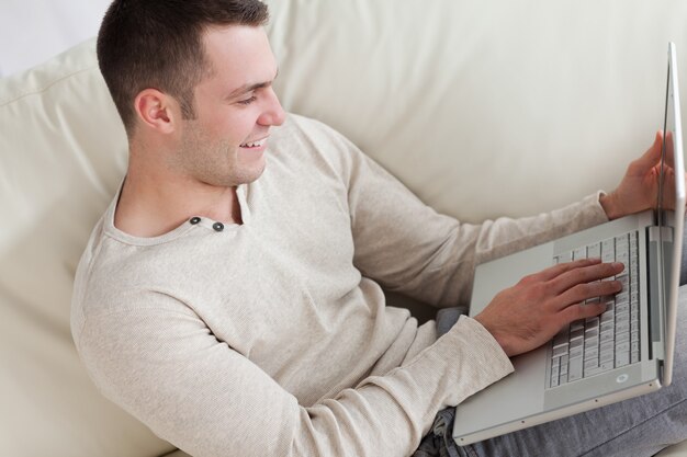 Hombre feliz relajante con un cuaderno