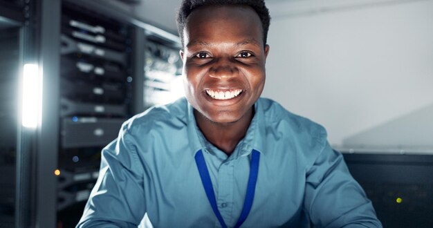 Hombre feliz y retrato o trabajando en la sala de servidores actualización del sistema e instalación de firmware o desarrollador de programas Red en línea y ciberseguridad o ingeniero de TI centro de datos y empleado profesional