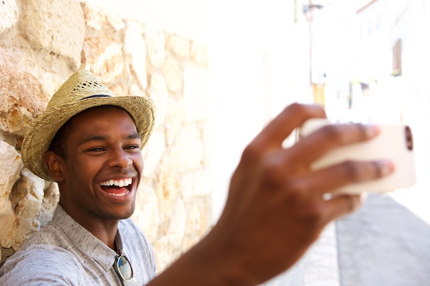 Hombre feliz selfie