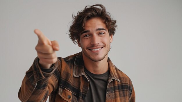 Un hombre feliz señalando con el dedo como si hubieras visto esto
