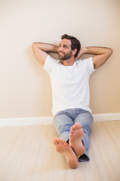 Hombre feliz sentado en el piso