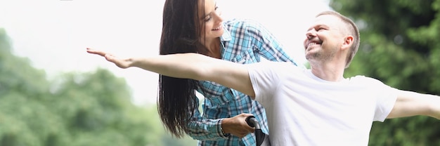 Hombre feliz en silla de ruedas para caminar con mujer