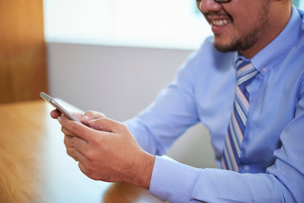 Hombre feliz con smartphone