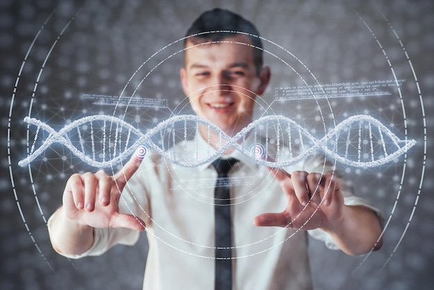 Hombre feliz sobre un fondo negro en el estudio Tecnologías innovadoras en ciencia y medicina