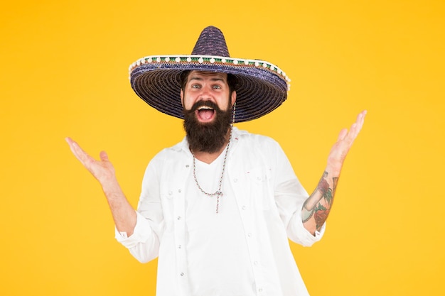 Hombre feliz sombrero sombrero de paja de recuerdo Plan de vacaciones de verano Concepto de turismo Hipster divirtiéndose Enérgico artista mexicano Tradiciones mexicanas Explorar la cultura mexicana Celebrar la fiesta tradicional