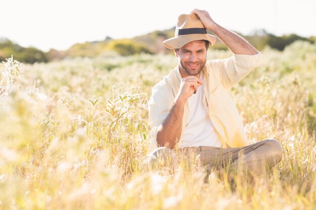 Hombre feliz sonriendo a la cámara