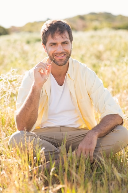 Hombre feliz sonriendo a la cámara