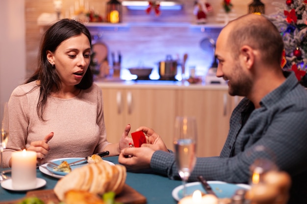 Hombre feliz sorprendente novia con anillo de compromiso de lujo de diamantes