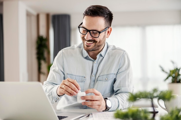 Un hombre feliz en su acogedor hogar usando tecnología moderna