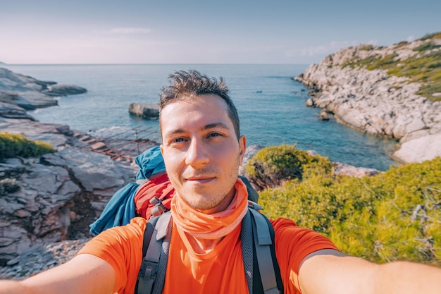 Hombre feliz tomando selfie admirando la vista de un pintoresco valle de mariposas en Turquía Lycian Way lugares de viaje