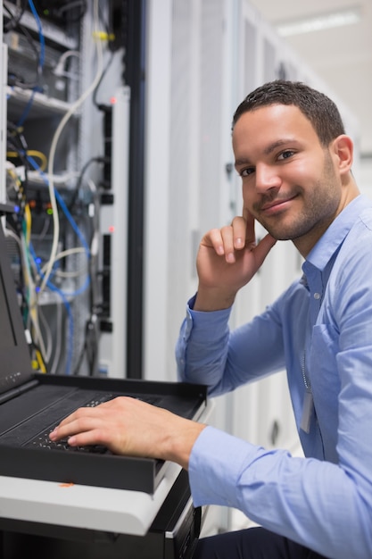 Hombre feliz trabajando con servidores