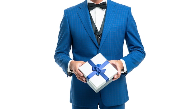 Hombre feliz en traje azul con caja de regalo aislado en blanco día de san valentín