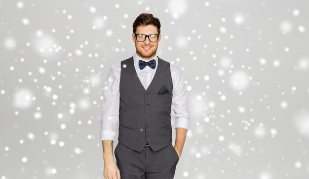 Foto hombre feliz con traje festivo y gafas