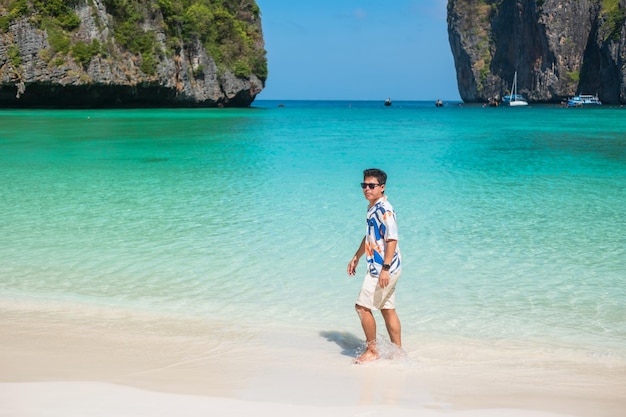 Hombre feliz turista en la playa de Maya Bay en la isla Phi Phi Krabi Tailandia destino emblemático Sudeste de Asia Viajes vacaciones y concepto de vacaciones