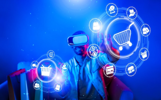 Hombre feliz usando auriculares VR y compras en línea mientras está sentado en el sofá desviación