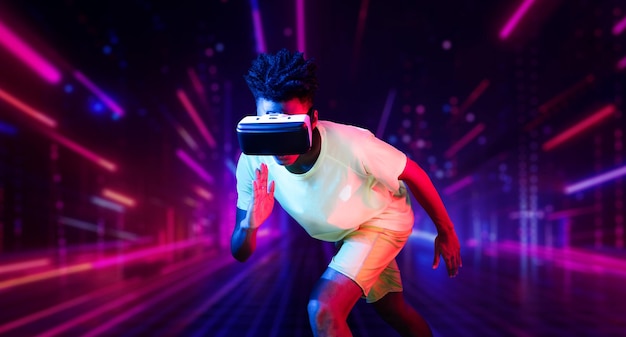 Hombre feliz usando auriculares VR mientras hace ejercicio en un fondo abstracto Ingenuidad