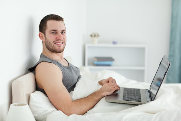 Hombre feliz usando una computadora portátil