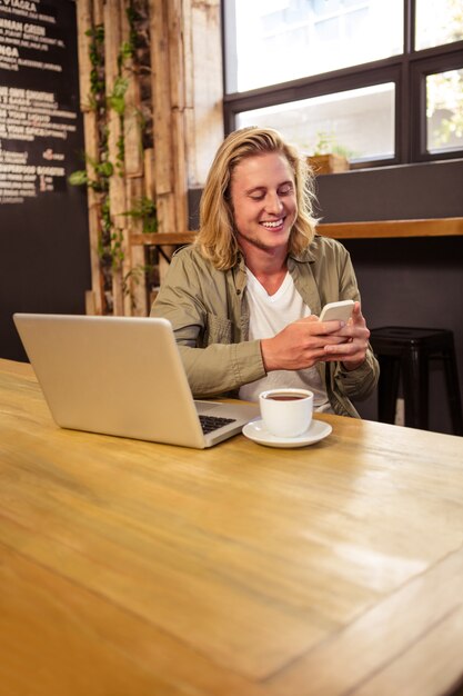 Hombre feliz usando un teléfono inteligente