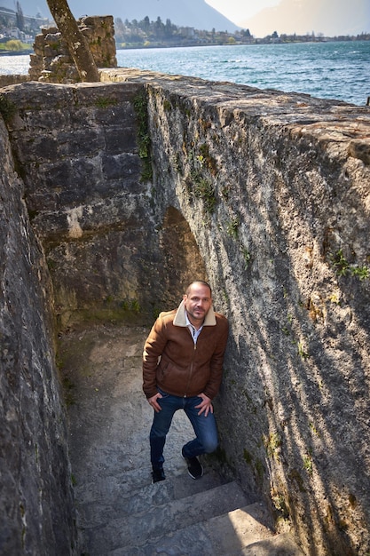 hombre feo posó como un modelo en el lago suiza