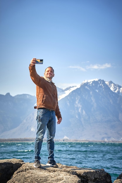 el hombre feo se toma una selfie en el lago suiza