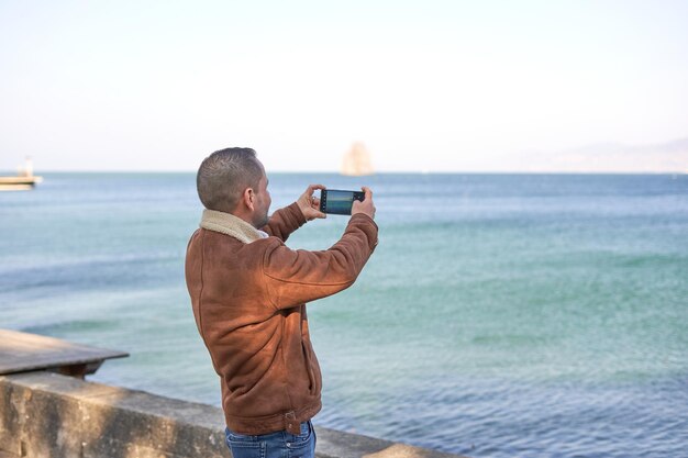 el hombre feo se toma una selfie en el lago suiza