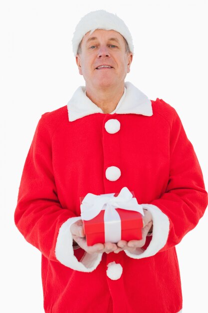 Foto hombre festivo con regalo de navidad