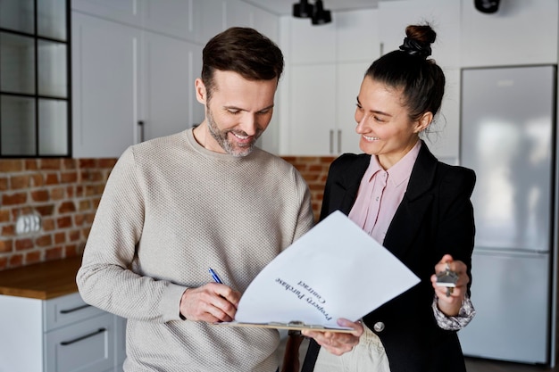 Hombre firmando el contrato de un nuevo apartamento