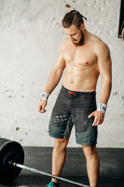 Hombre físicamente en forma posando en un club de salud