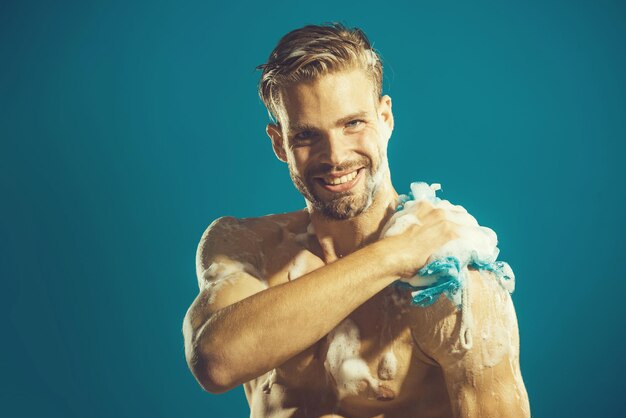 Hombre de fitness con cuerpo musculoso tomando ducha en la mañana guapo musculoso en ducha chico sexy