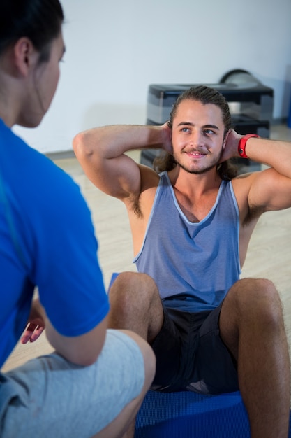 Foto hombre fitness hablando con instructor