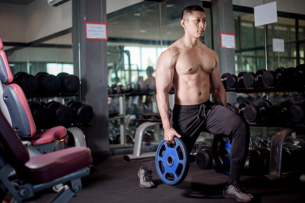 Un hombre de fitness hacer ejercicio en el gimnasio.