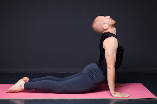 Hombre fitness haciendo ejercicios de estiramiento