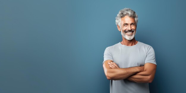 El hombre de fitness sonriendo.